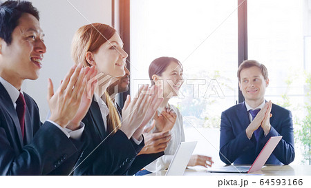 拍手する人々 64593166