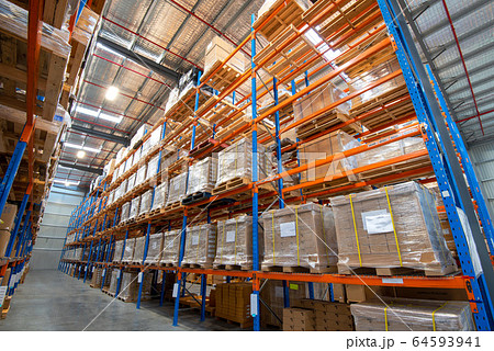 製品で一杯になっている倉庫の棚 64593941