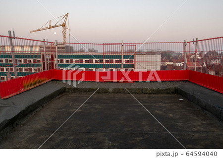 Work is underway on the roof 64594040