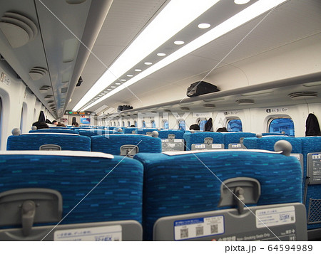 新型コロナウイルスでガラガラの新幹線内 64594989