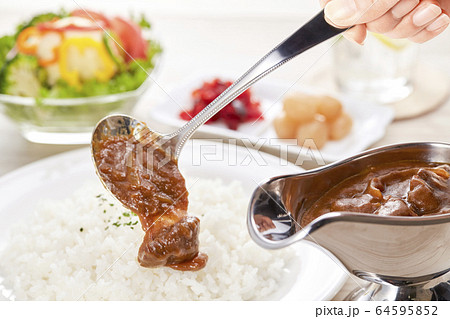 長時間煮込んだビーフカレー 64595852