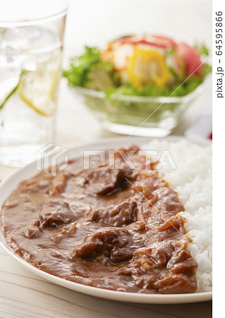 長時間煮込んだビーフカレー 64595866