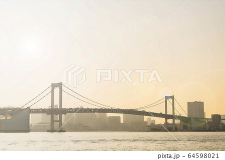 夕方のレインボーブリッジ アニメ風のイラスト素材