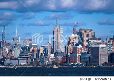 《ニューヨーク》マンハッタンの摩天楼・海上からの眺め 《ニューヨーク》マンハッタンの摩天楼・海上からの眺め 64598073