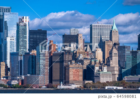 《ニューヨーク》マンハッタンの摩天楼・海上からの眺め 《ニューヨーク》マンハッタンの摩天楼・海上からの眺め 64598081