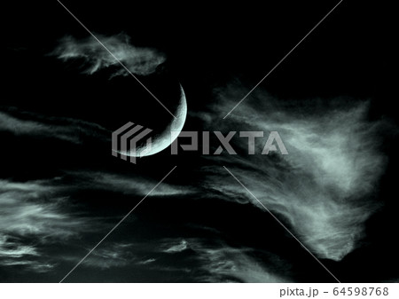 The moon in the night sky 64598768