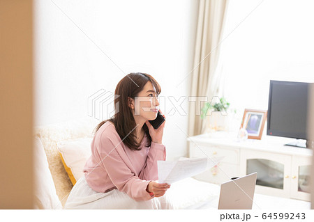 書類を見る女性 書類を見る女性 64599243