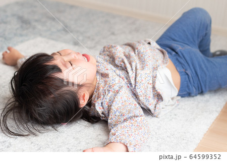 泣く女の子 泣く女の子 64599352