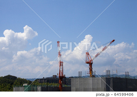 夏空の建機・夏の中層建築現場の建築風景 夏空の建機・夏の中層建築現場の建築風景 64599406