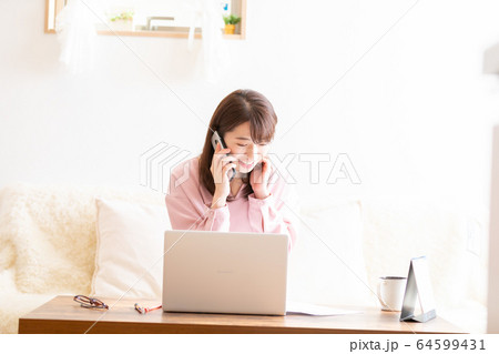 書類を確認する女性 64599431