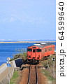 海岸沿いを走るローカル列車 64599640