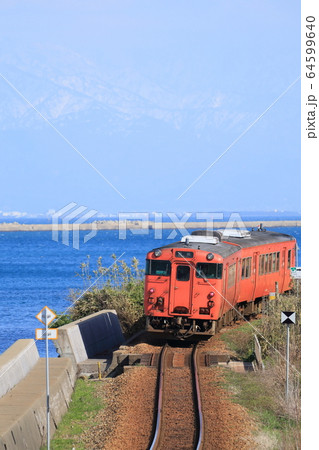 海岸沿いを走るローカル列車 海岸沿いを走るローカル列車 64599640