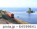 海岸沿いを走るローカル列車 64599641