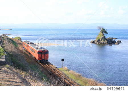 海岸沿いを走るローカル列車 64599641