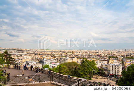 モンマルトルの丘から眺める夕暮れのパリ 64600068
