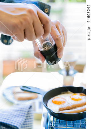 男性　庭キャンプ　朝食 64603242