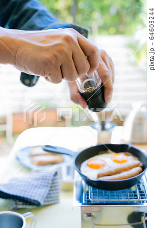 男性 庭キャンプ 朝食 男性 庭キャンプ 朝食 64603244