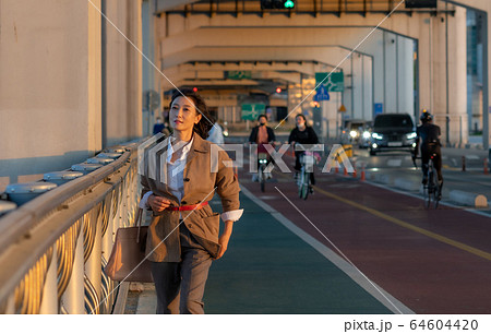 ビジネス 夕暮れ ビジネスウーマン 64604420