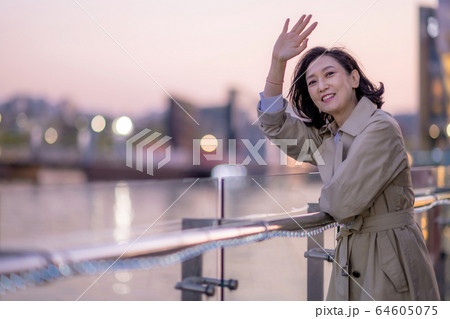 ビジネス 中年 女性 64605075