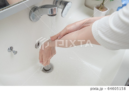 手を洗う 64605158