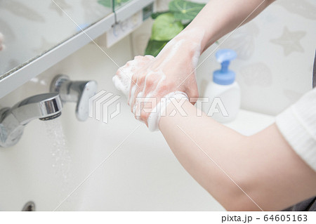 手を洗う 64605163