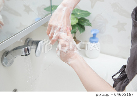手を洗う 手を洗う 64605167