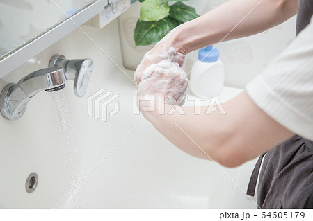 手を洗う 手を洗う 64605179