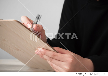 紙にメモをとる人 紙にメモをとる人 64605697