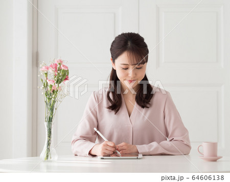 若い女性(タブレット) 若い女性(タブレット) 64606138