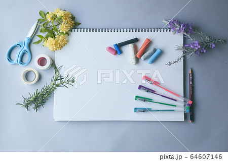 画用紙に絵を描くこどもの小さな手 64607146