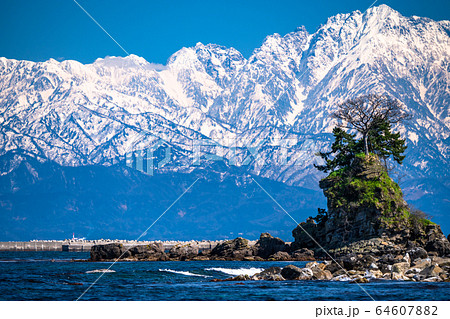 富山県 雨晴海岸 女岩と立山連峰の写真素材
