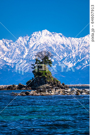 富山県 雨晴海岸 女岩と立山連峰の写真素材 64607913 Pixta