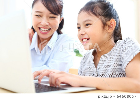 お母さんと娘のパソコンイメージ お母さんと娘のパソコンイメージ 64608057