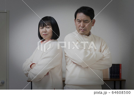中高年夫婦 夫婦喧嘩 イメージ 中高年夫婦 夫婦喧嘩 イメージ 64608500