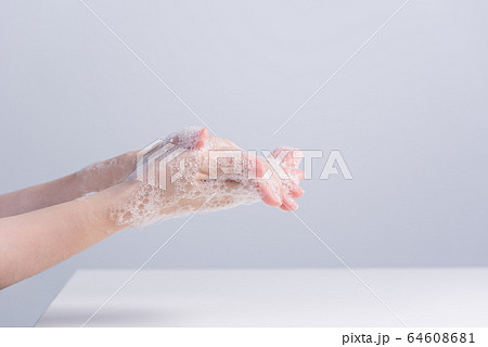 手洗 手洗い 手を洗う 64608681