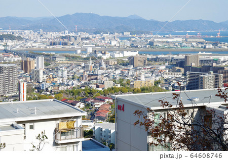 鈴が峰公園から眺めた広島市の景色 鈴が峰公園から眺めた広島市の景色 64608746