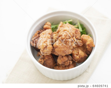 白い器に盛られた揚げたての鶏唐揚げ 白い器に盛られた揚げたての鶏唐揚げ 64609741
