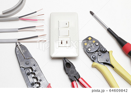 電気工事　スイッチとコンセント工事 64609842