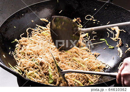 中華鍋にてソース焼きそばを調理中 64610362