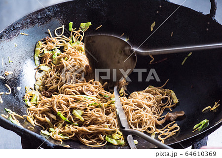 中華鍋にてソース焼きそばを調理中 中華鍋にてソース焼きそばを調理中 64610369