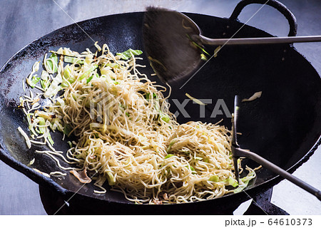 中華鍋にてソース焼きそばを調理中 中華鍋にてソース焼きそばを調理中 64610373