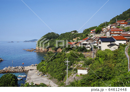 島根半島の漁村・松江市秋鹿町六坊集落の港風景 64612448