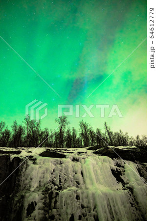 オーロラと氷滝 64612779