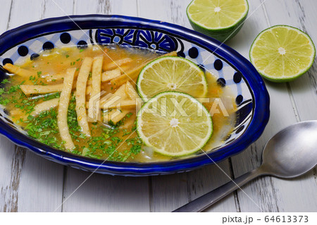 ソパ・デ・リマ(メキシコ料理)Sopa de lima ソパ・デ・リマ(メキシコ料理)Sopa de lima 64613373