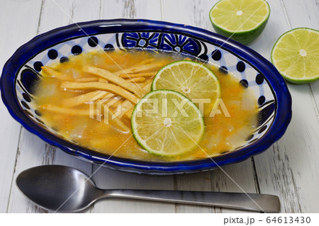 ソパ・デ・リマ（メキシコ料理）Sopa de lima 64613430