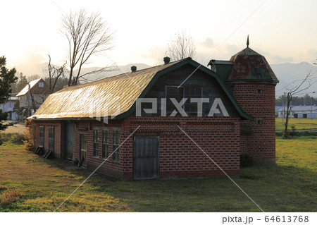 北海道　十勝地方　牧場のある風景（秋） 64613768