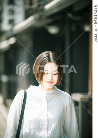 京都の町並みを観光する女性 京都の町並みを観光する女性 64614236