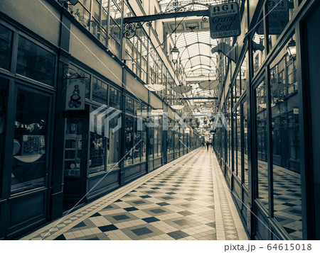 パリの人気パサージュ　パサージュ・デュ・グラン・セール　セピア 64615018