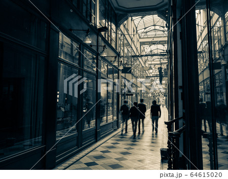 パリの人気パサージュ パサージュ・デュ・グラン・セール セピア パリの人気パサージュ パサージュ・デュ・グラン・セール セピア 64615020