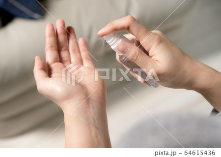 Washing hands 64615436